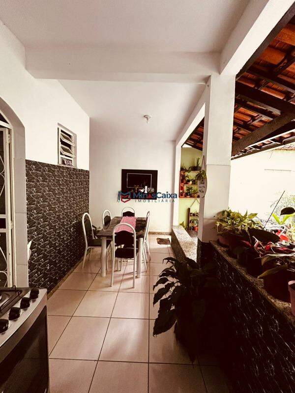 Casa à venda com 4 quartos, 150m² - Foto 3