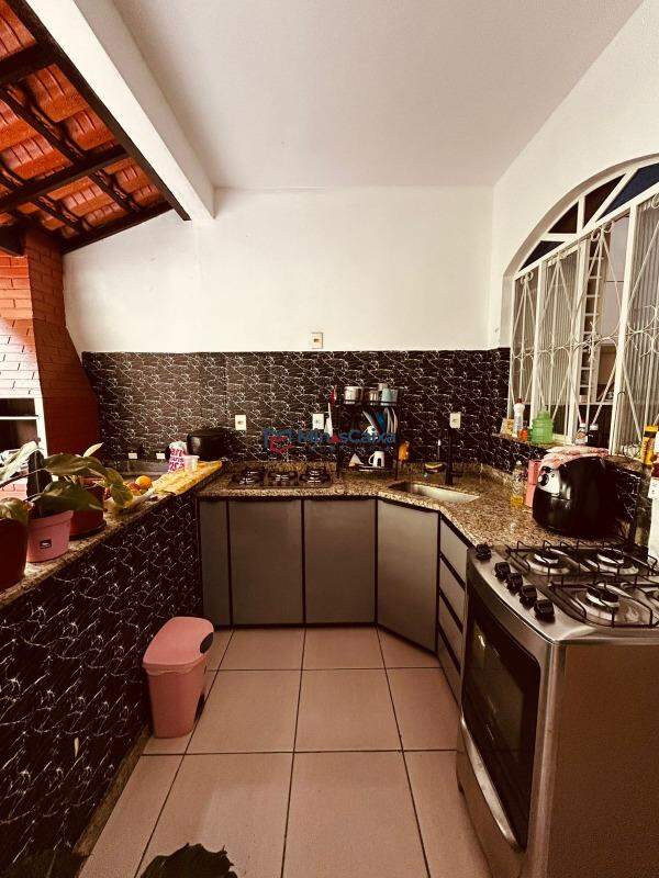 Casa à venda com 4 quartos, 150m² - Foto 2