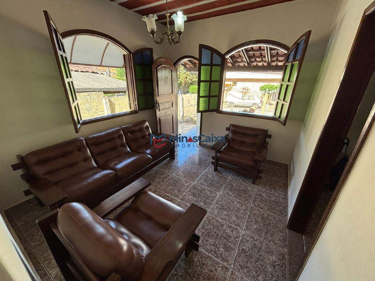 Casa à venda com 4 quartos, 385m² - Foto 1