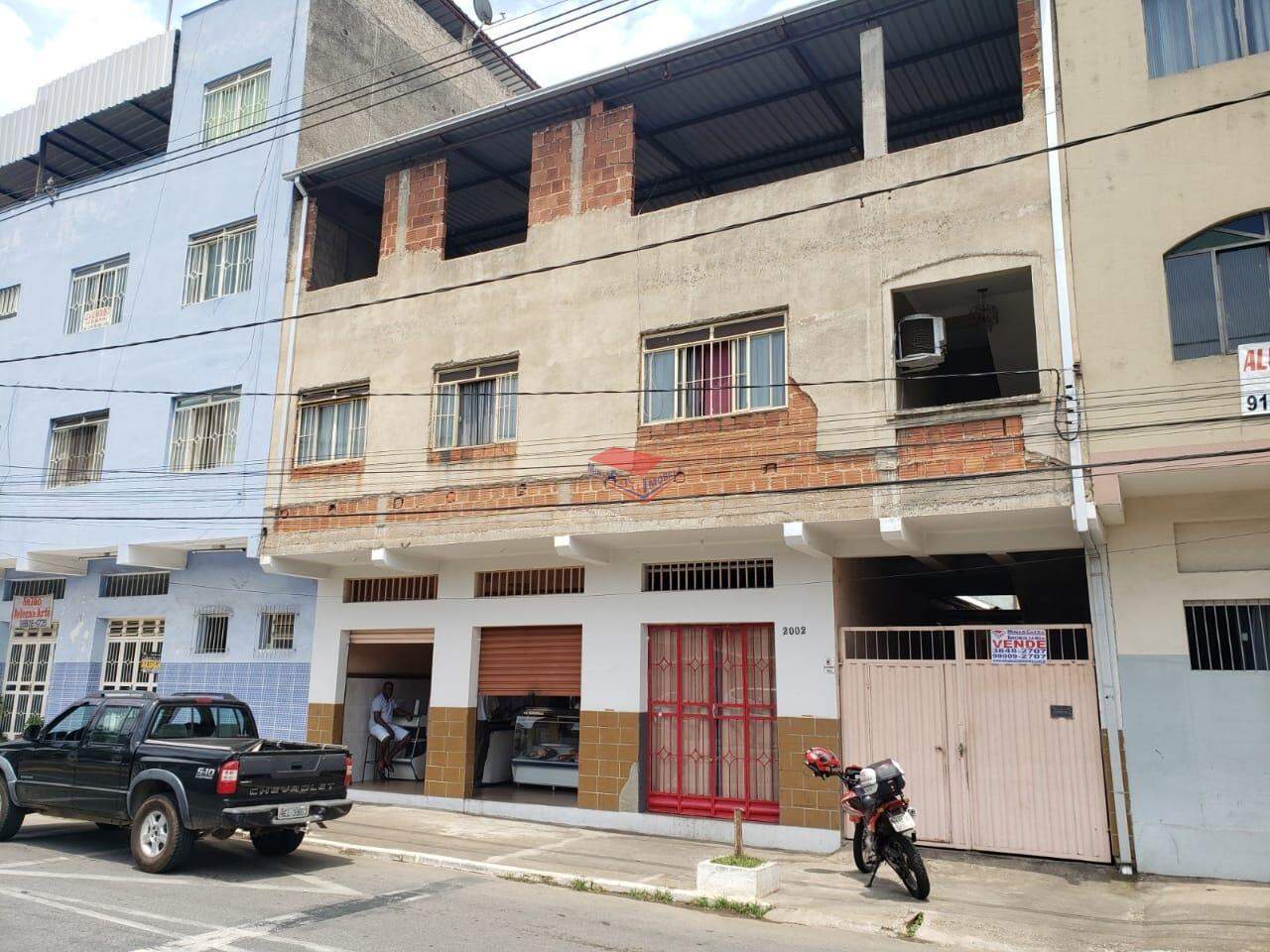 Casa à venda com 8 quartos, 400m² - Foto 1