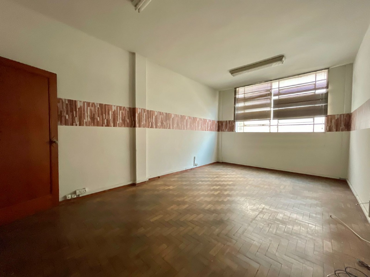 (112) para aluguel - Sala com , no Centro : 