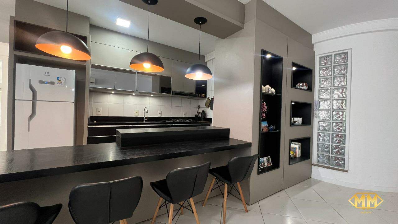 Apartamento à venda no Ingleses do Rio Vermelho: Cozinha / sala