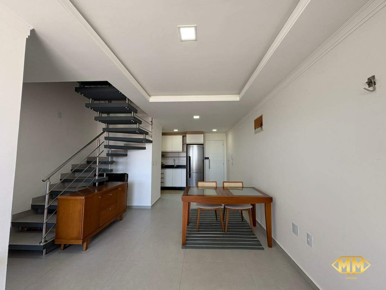Apartamento à venda no Ingleses do Rio Vermelho: Sala de estar/Escada 