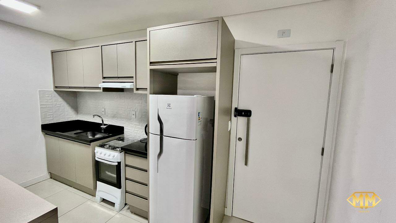 Apartamento à venda no Ingleses do Rio Vermelho: sala e cozinha integrada