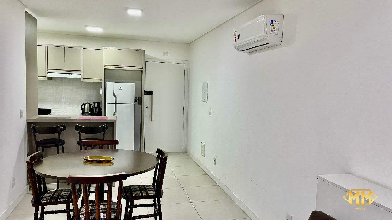 Apartamento à venda no Ingleses do Rio Vermelho: sala e cozinha integrada