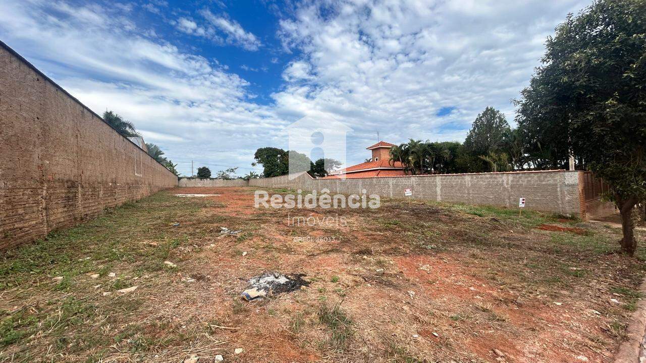 Terreno à venda no Chácara Palmeirinha: 