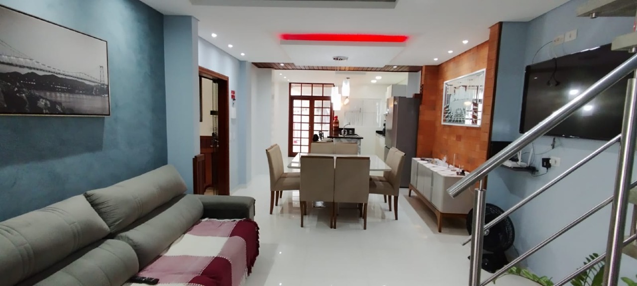 Casa com 180m², 4 quartos, 1 suíte, 2 vagas no bairro Cachoeira do Bom Jesus em Florianópolis para Alugar