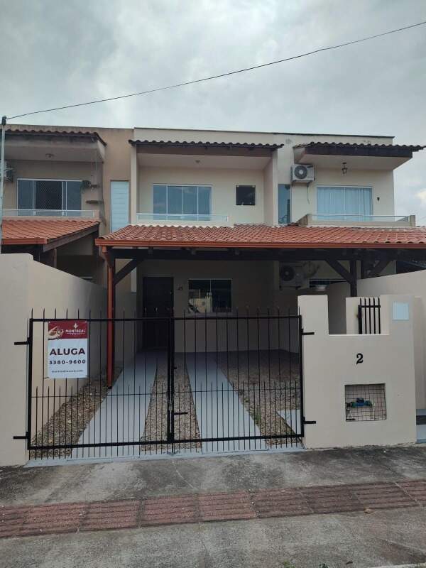 Casa com 119m², 2 quartos, 2 suítes, 2 vagas no bairro São João do Rio Vermelho em Florianópolis para Alugar