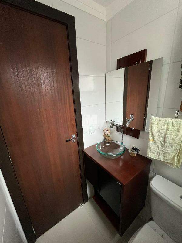 Casa à venda no bairro Souza Cruz: 