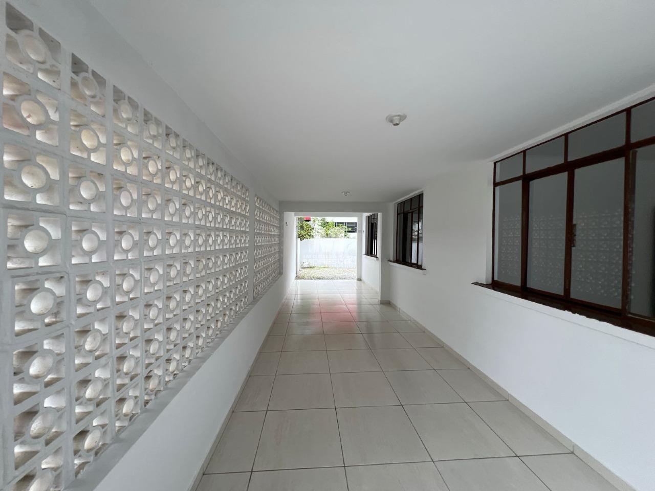 Casa para aluguel no bairro Azambuja: 