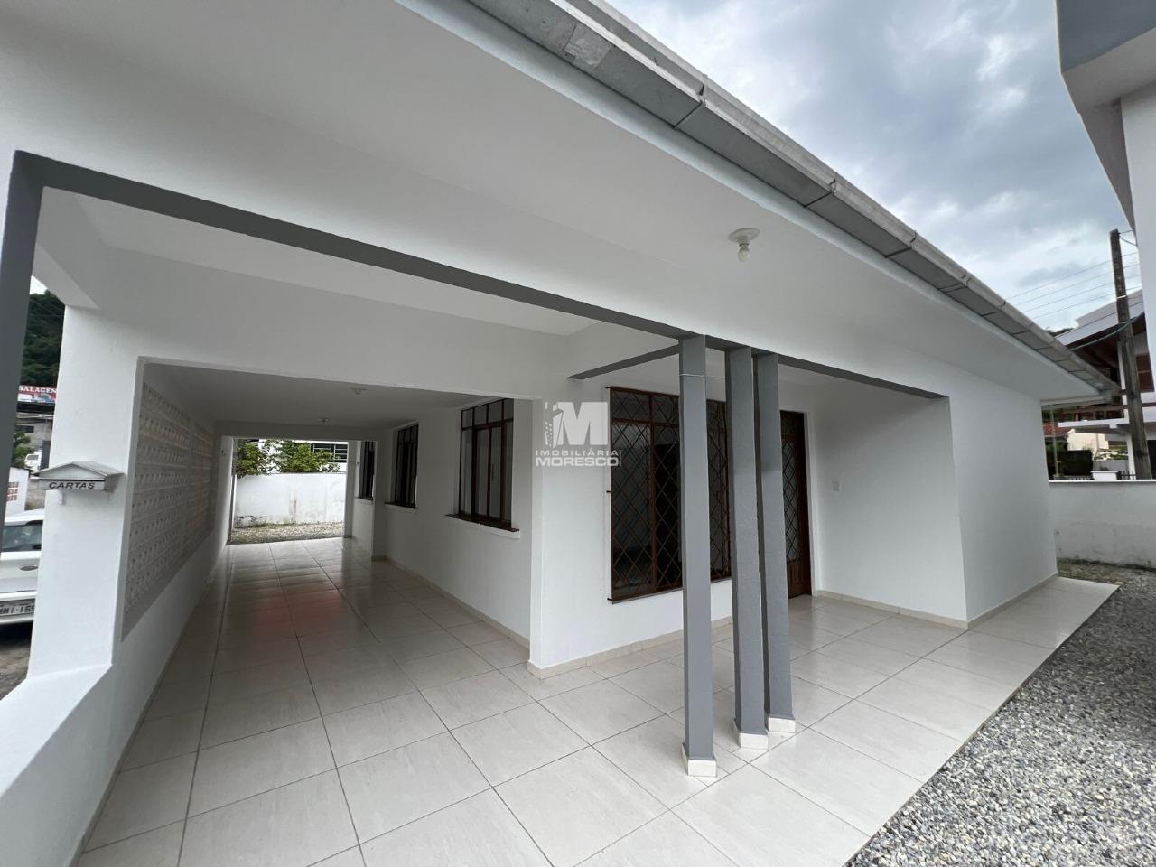 Casa para aluguel no bairro Azambuja: 