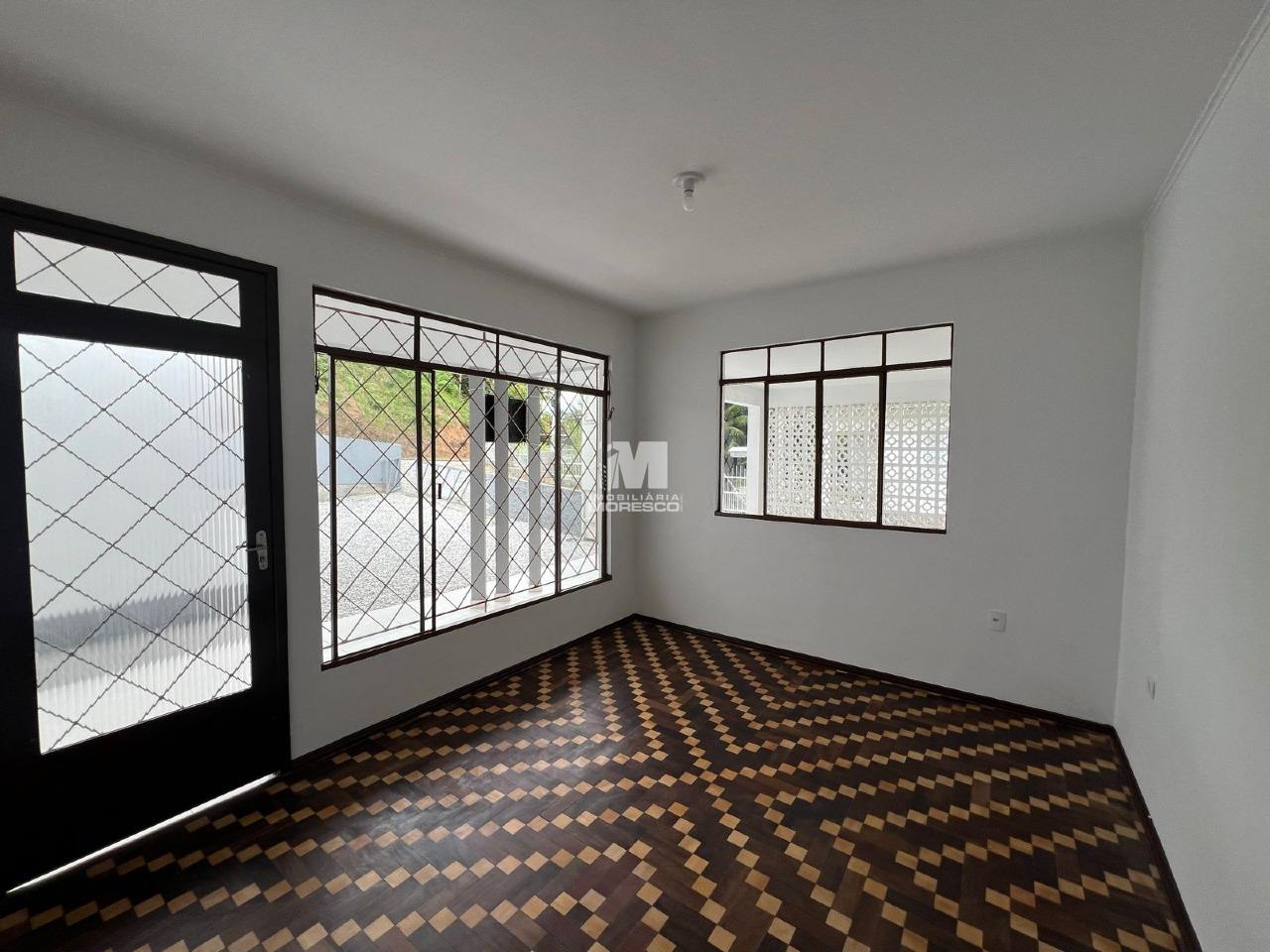 Casa para aluguel no bairro Azambuja: 