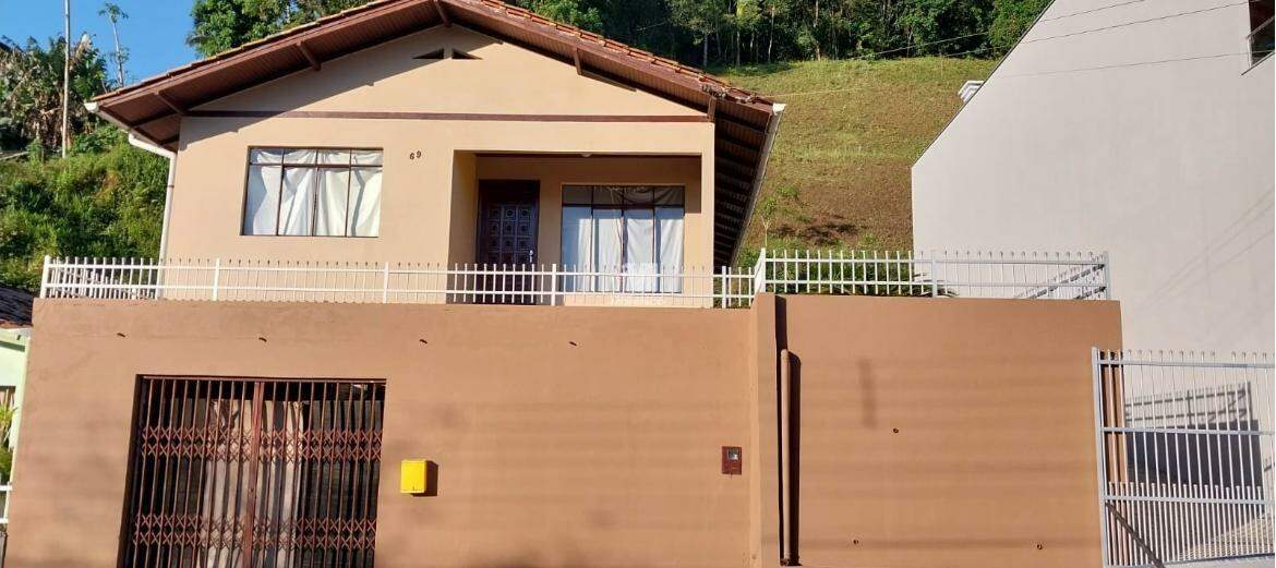 Casa de 170m² no bairro Azambuja, em Brusque | Eu Corretor