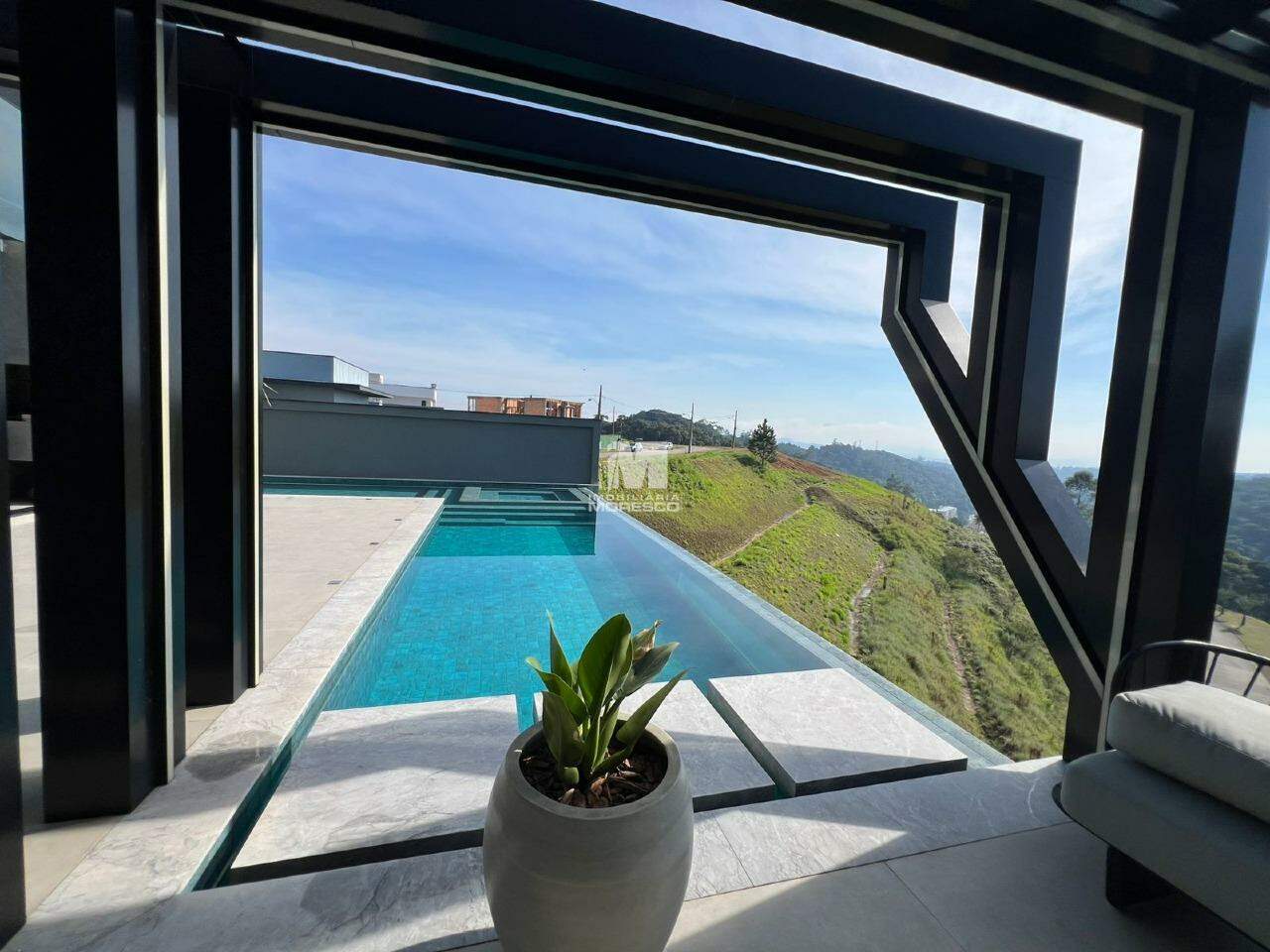 Casa à venda no bairro Azambuja: