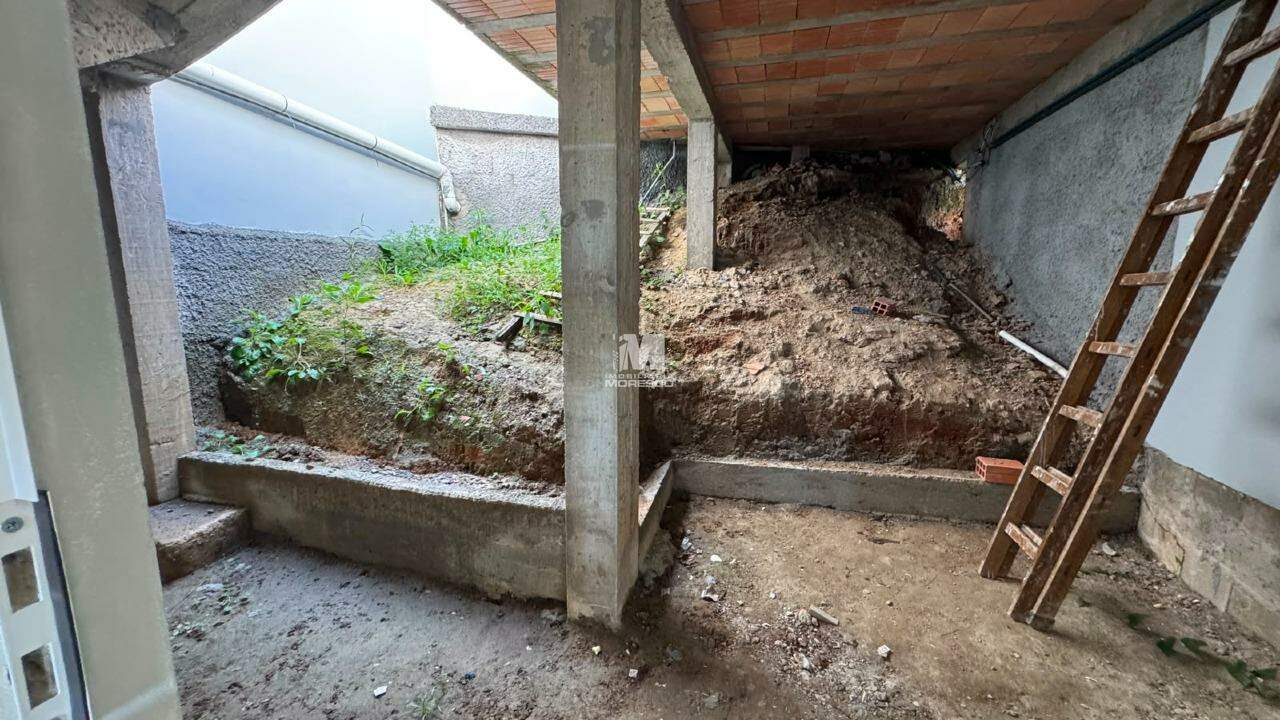 Casa à venda no bairro Poço Fundo: 