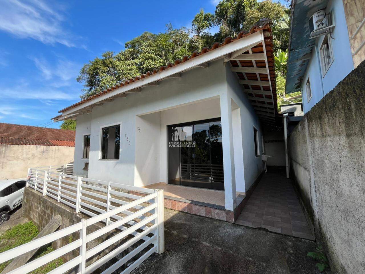 Casa para aluguel no bairro Azambuja: 