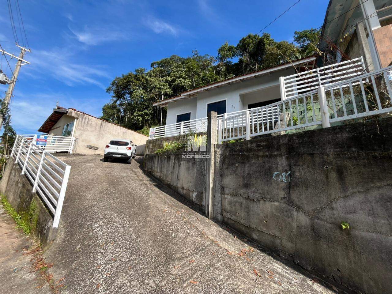 Casa para aluguel no bairro Azambuja: