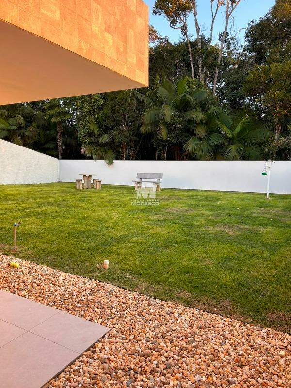 Casa à venda no bairro Azambuja: