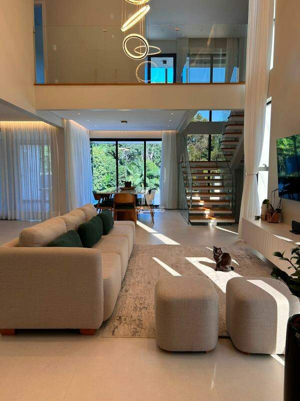 Casa à venda no bairro Azambuja: 