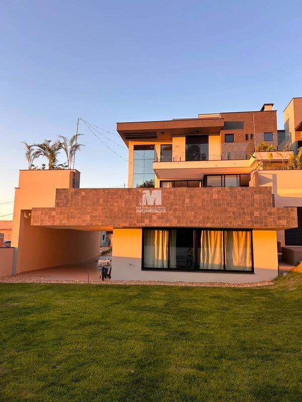 Casa à venda no bairro Azambuja: