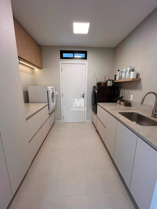 Casa à venda no bairro Azambuja: