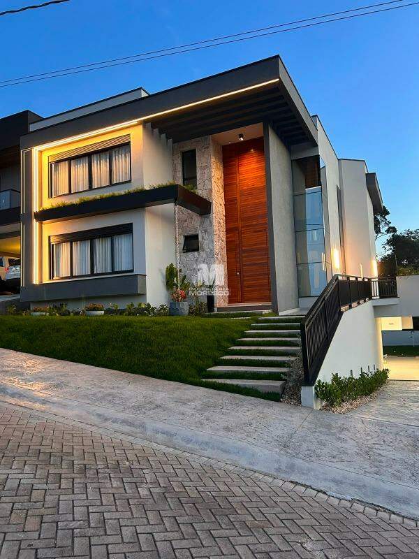 Casa à venda no bairro Azambuja: 