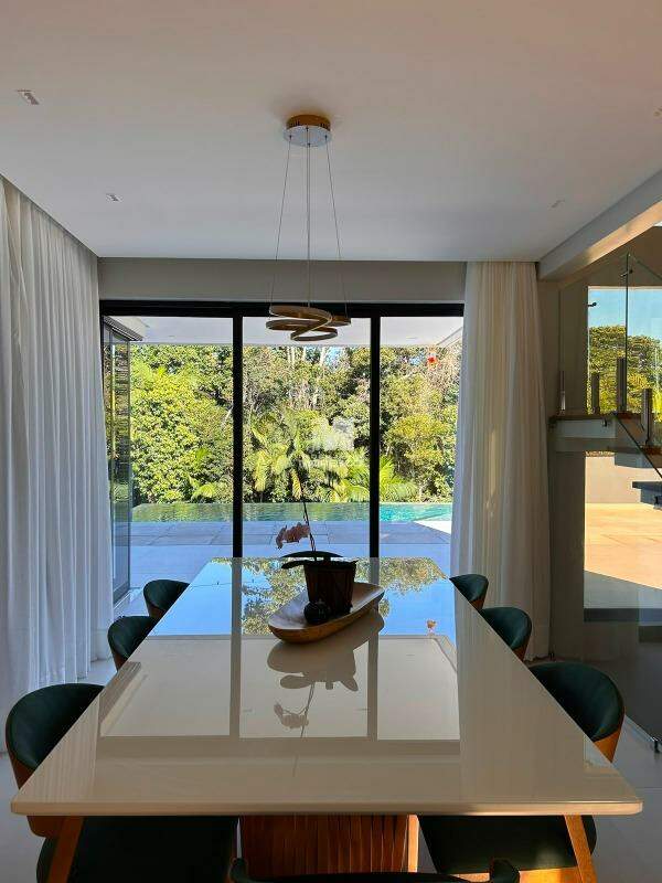 Casa à venda no bairro Azambuja: