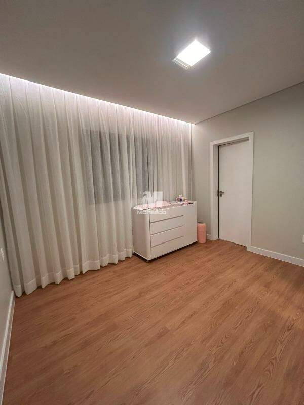 Casa à venda no bairro Azambuja: