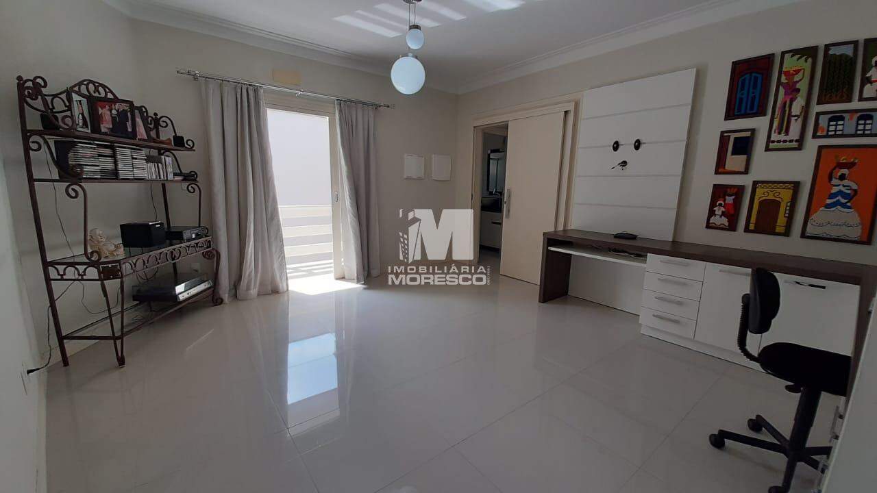 Casa à venda no bairro Azambuja: