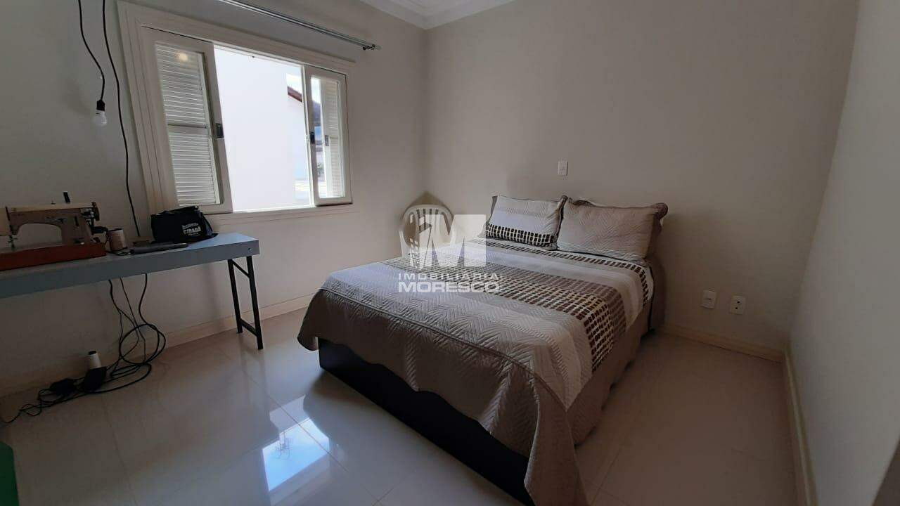 Casa à venda no bairro Azambuja: