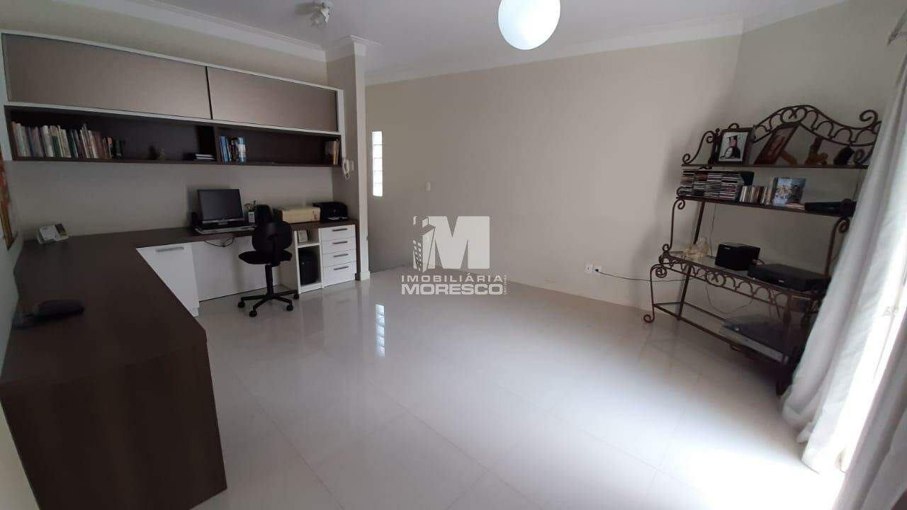 Casa à venda no bairro Azambuja: