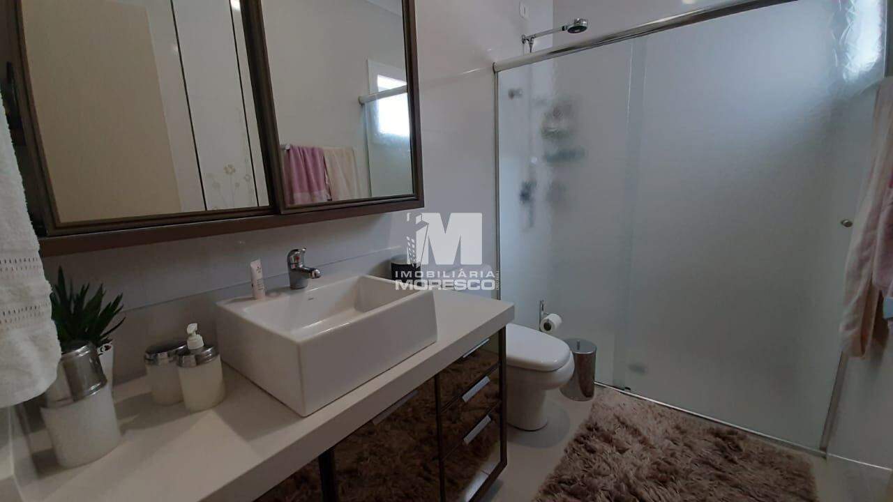 Casa à venda no bairro Azambuja: