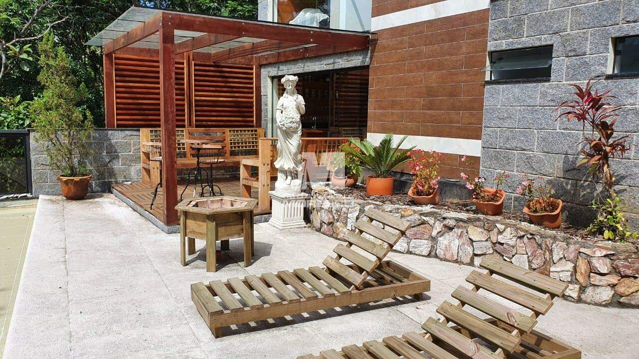 Casa à venda no bairro Azambuja: 