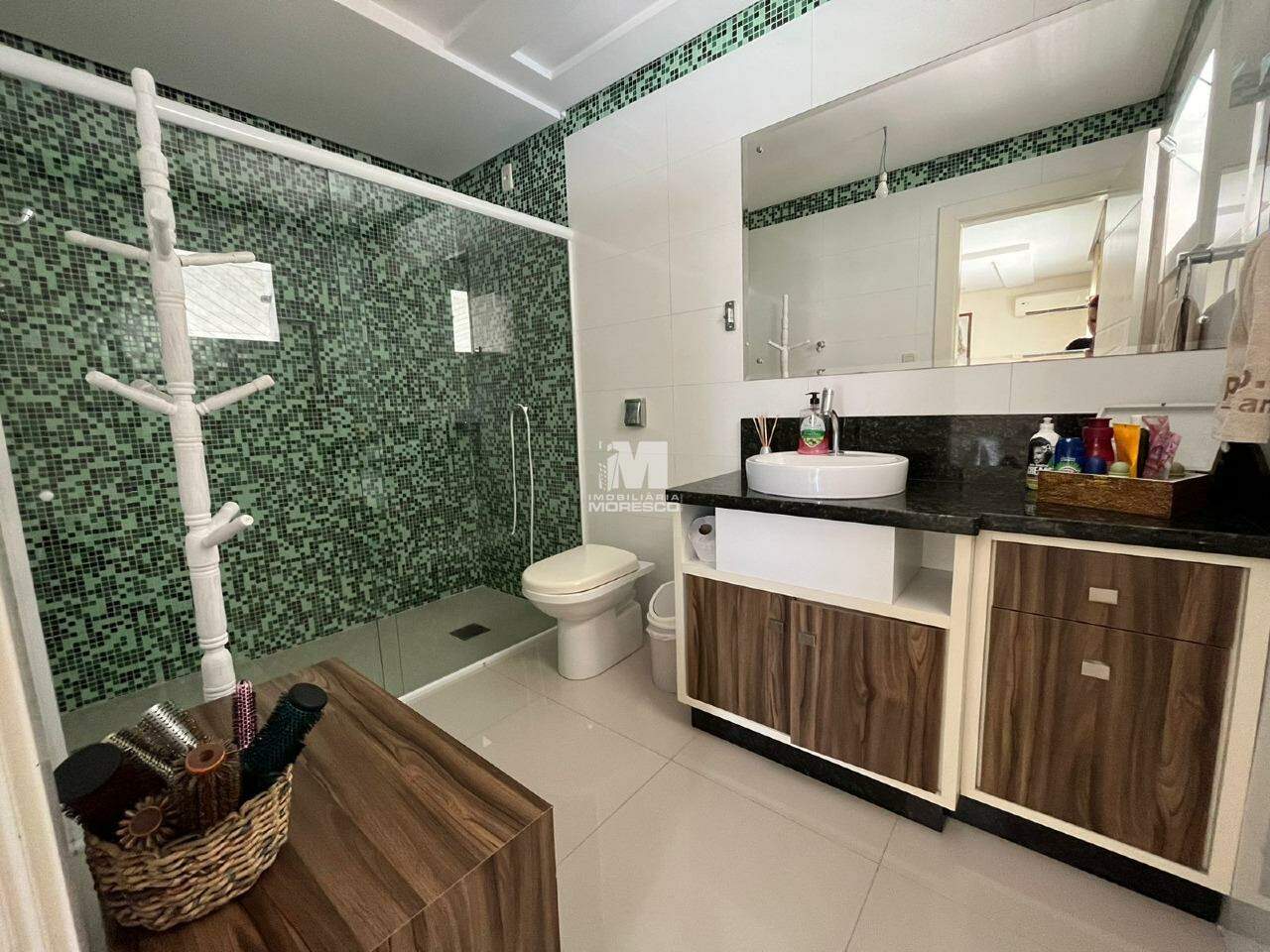 Casa à venda no bairro Jardim Maluche: Banheiro Suite