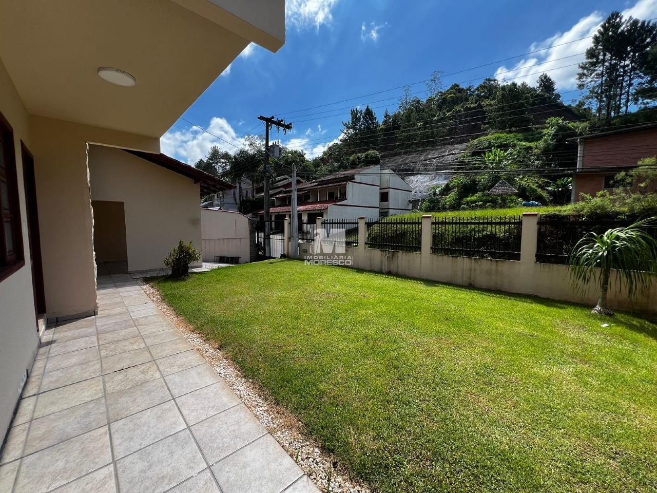 Casa à venda no bairro Azambuja: 