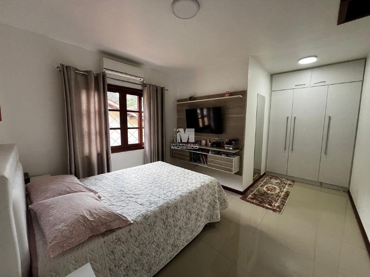 Casa à venda no bairro Azambuja: 