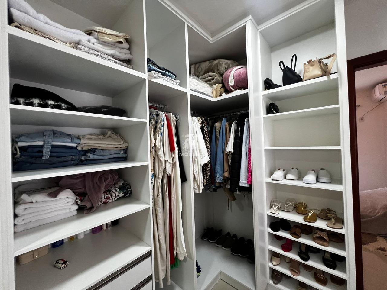 Casa à venda no bairro Azambuja: 