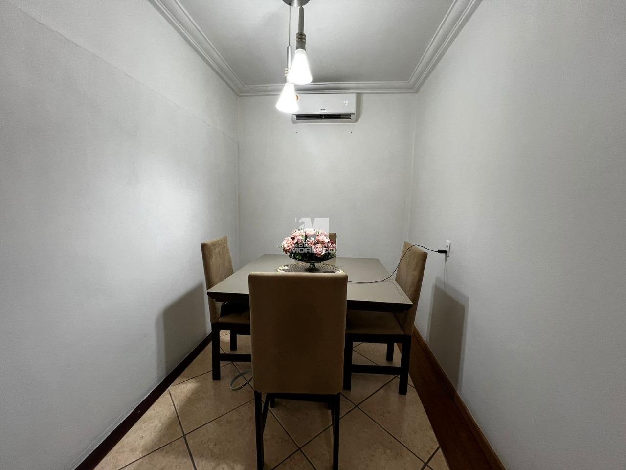 Casa à venda no bairro Azambuja: 