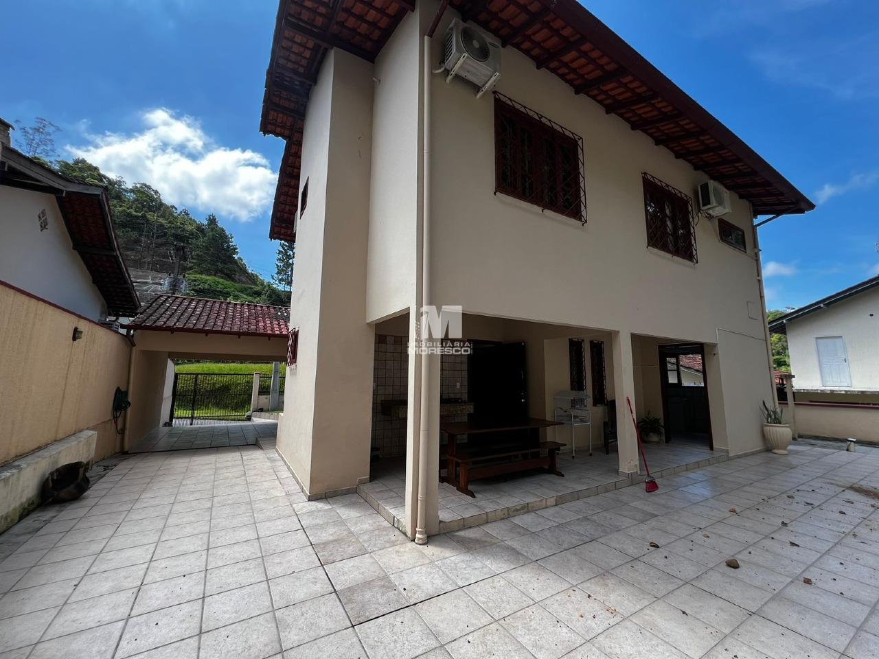 Casa à venda no bairro Azambuja: 