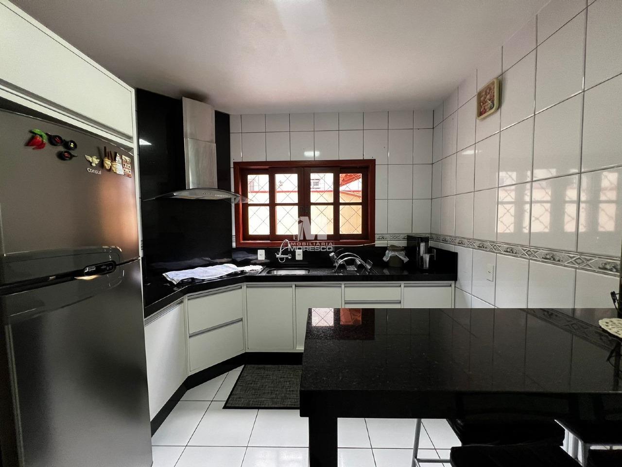 Casa à venda no bairro Azambuja: 