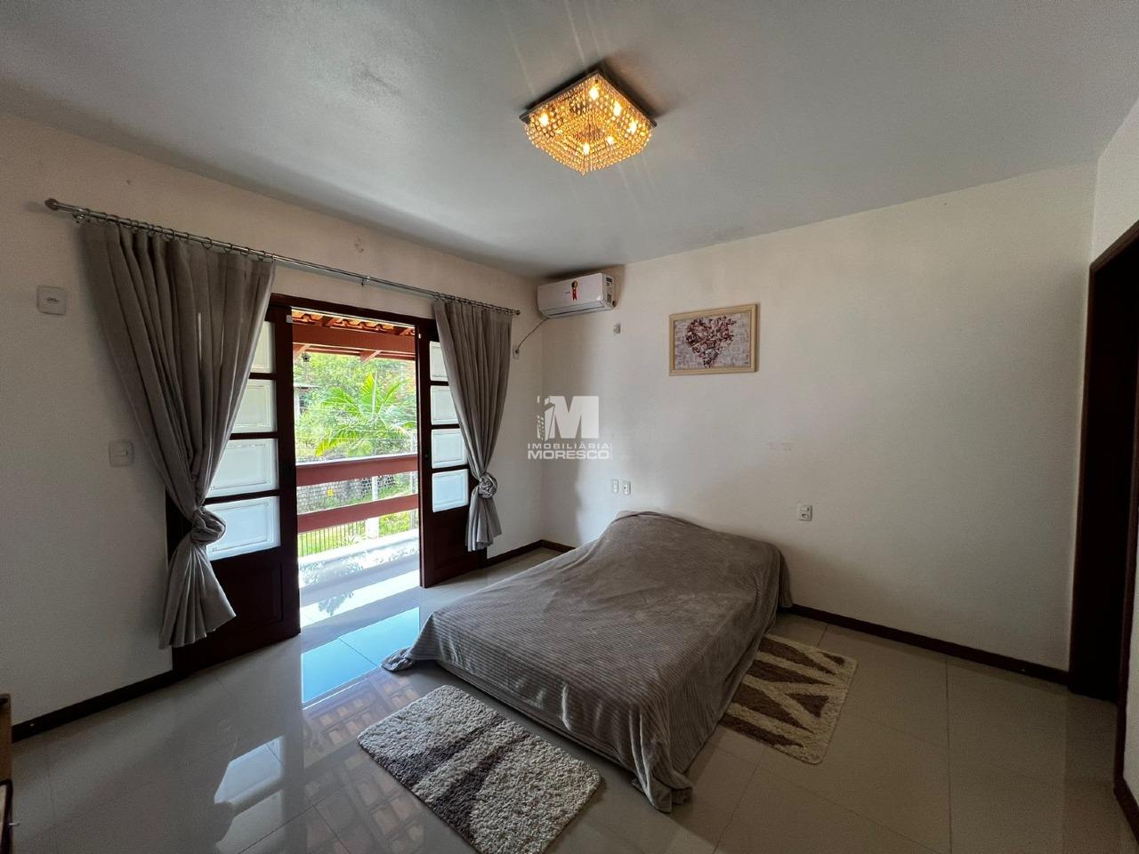 Casa à venda no bairro Azambuja: 