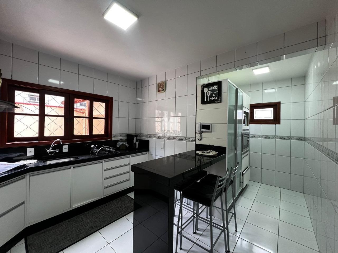 Casa à venda no bairro Azambuja: 