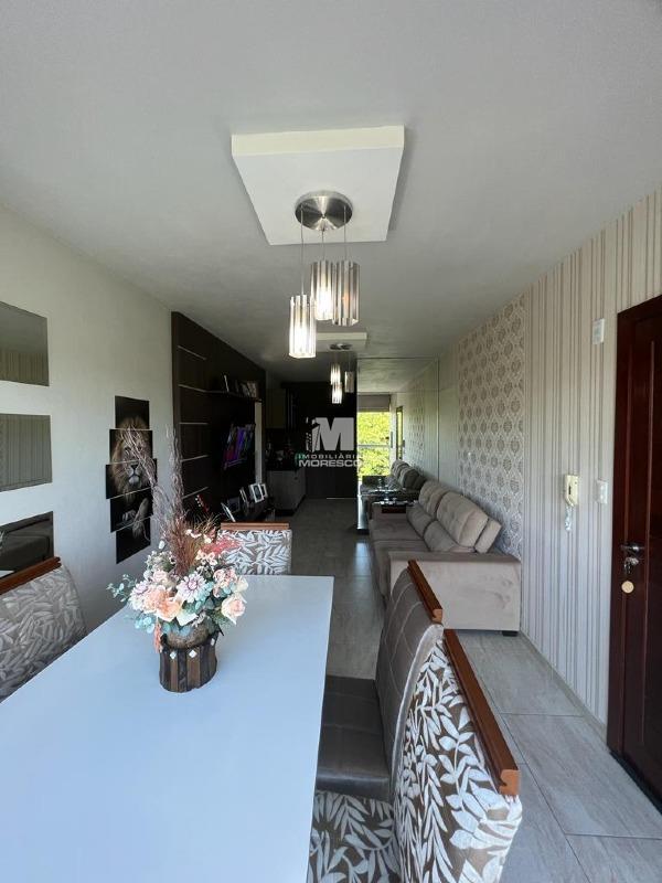 Apartamento à venda no bairro Azambuja: 