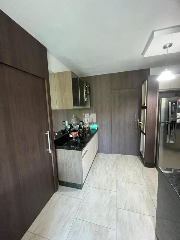 Apartamento à venda no bairro Azambuja: 