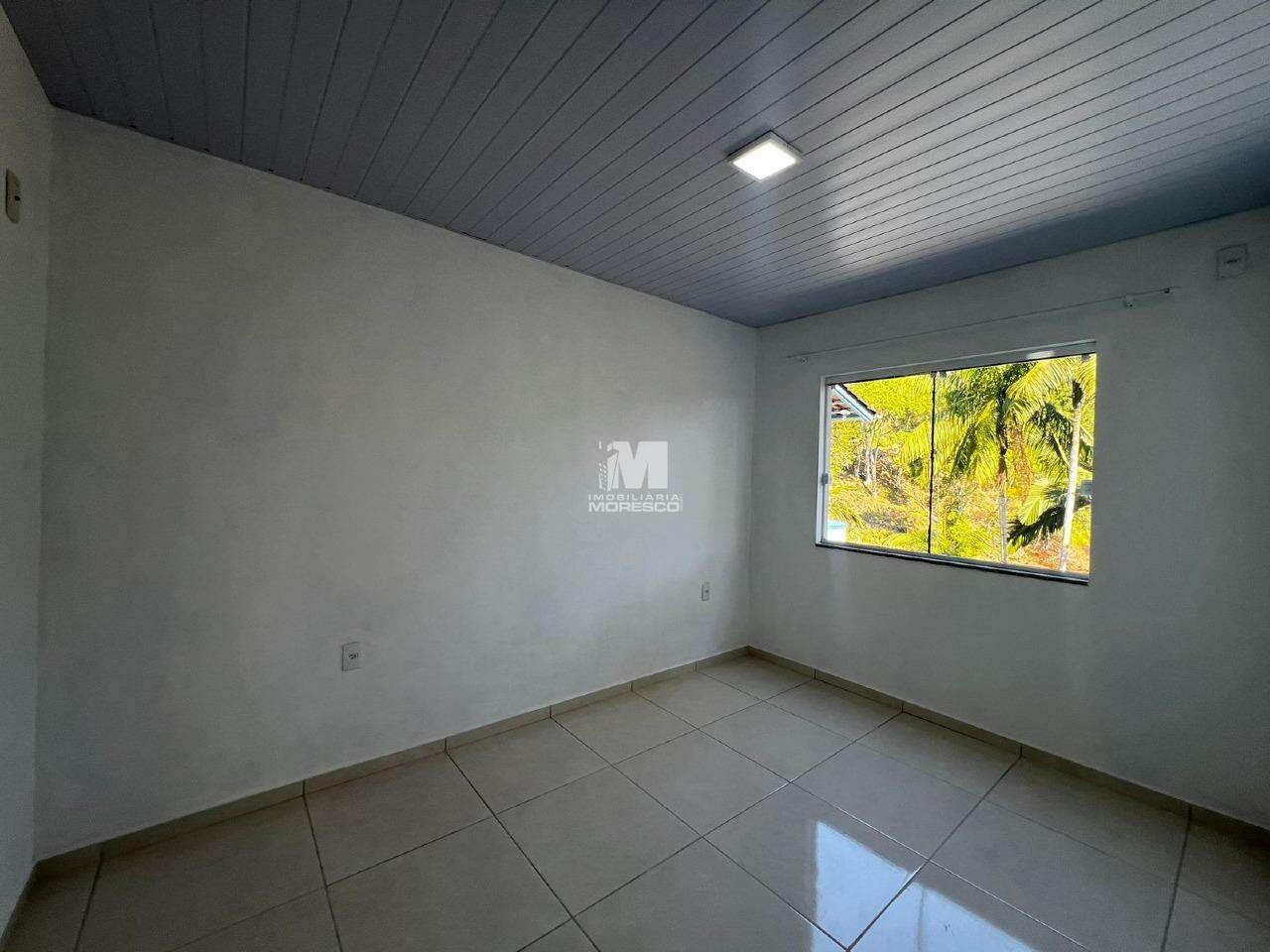 Apartamento para aluguel no bairro Azambuja: 