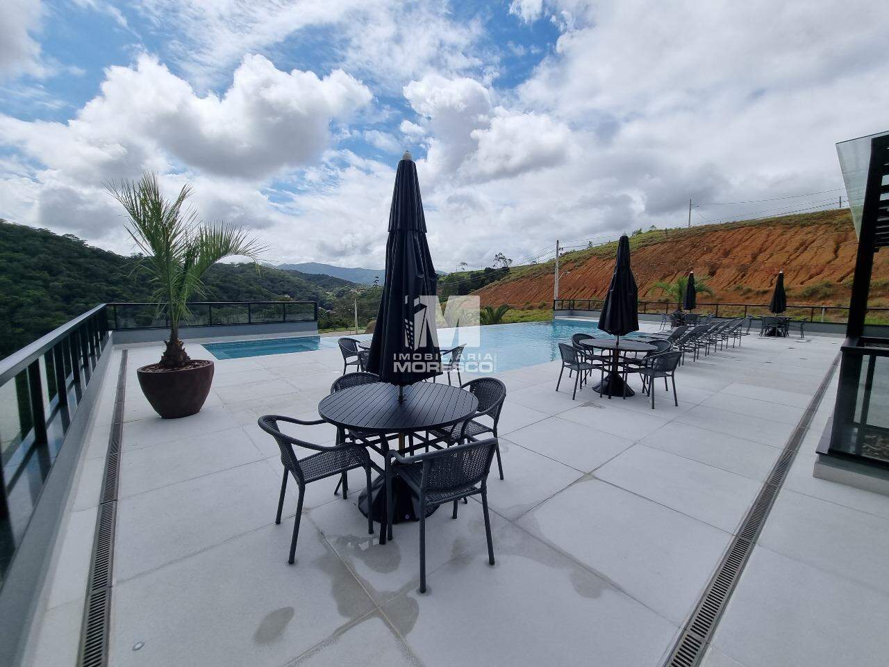 Terreno à venda no bairro Azambuja: 