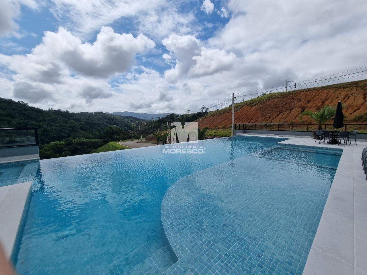 Terreno à venda no bairro Azambuja: 