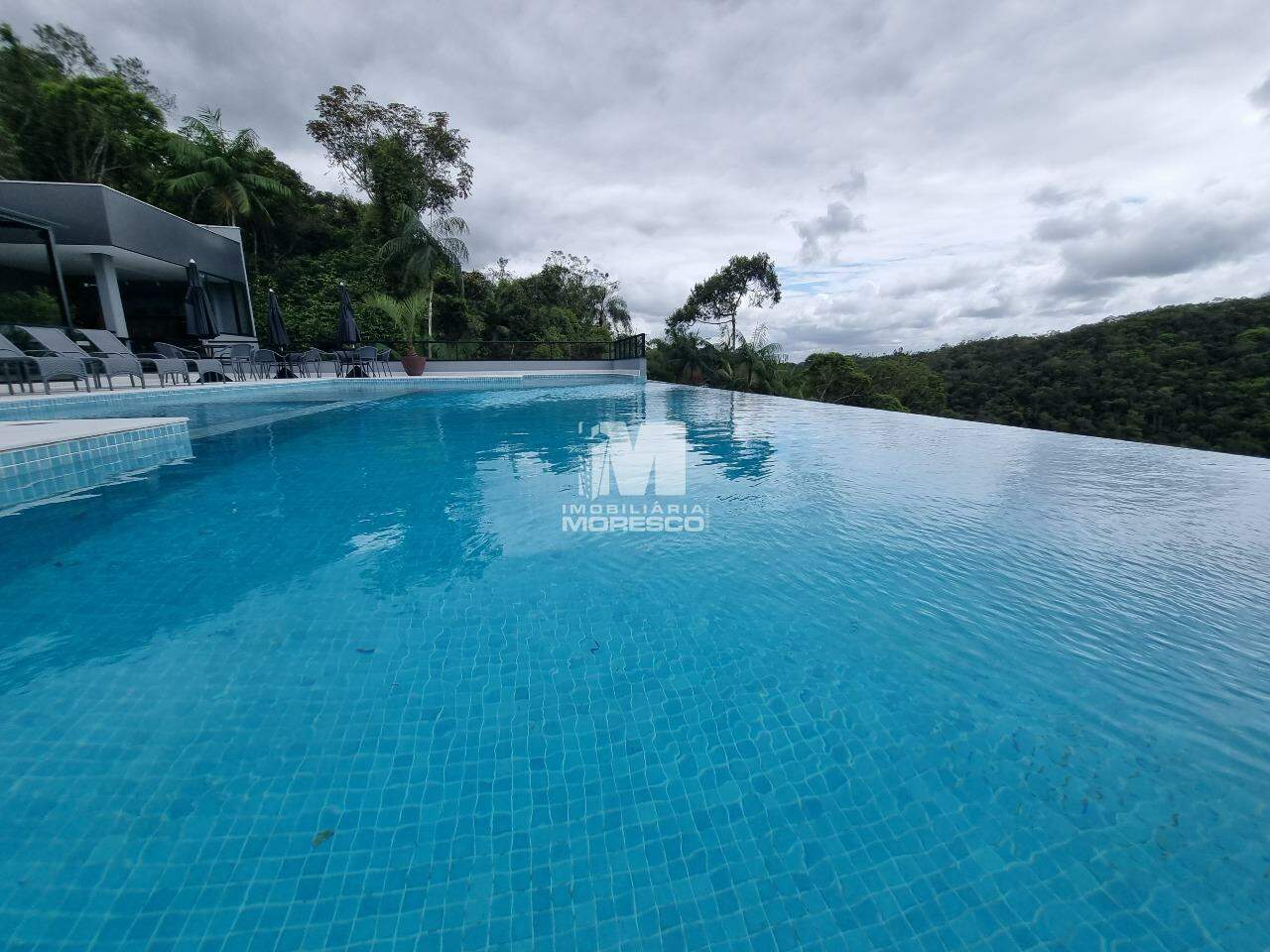 Terreno à venda no bairro Azambuja: 