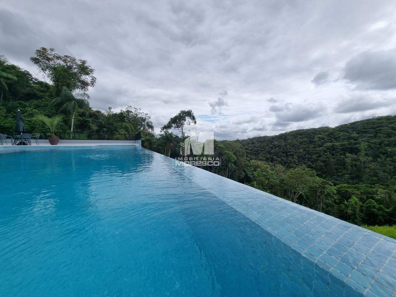 Terreno à venda no bairro Azambuja: 
