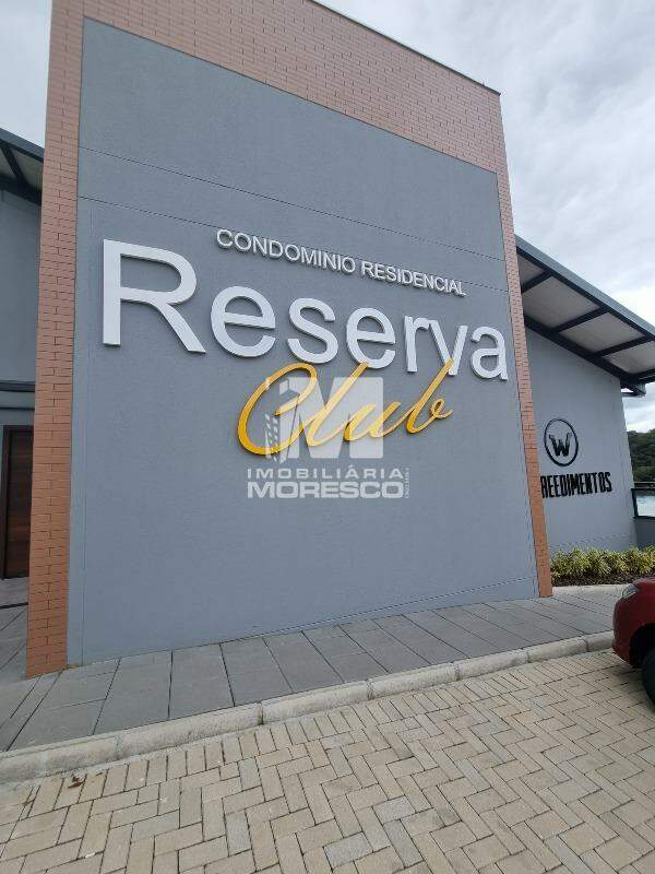 Terreno à venda no bairro Azambuja: 